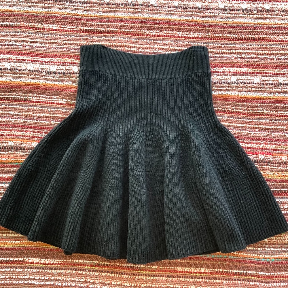 Lord & Taylor 100% merino wool black knit flared skirt size M